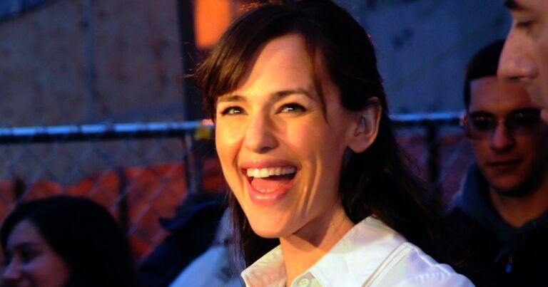 Jennifer Garner Wins The ‘Teenage Dirtbag’ Social Media Pattern