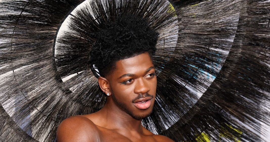 Lil Nas X Brings Big Peacock Energy To VMAs With Massive Feather Look