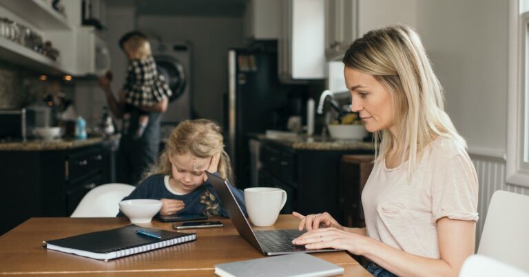 7 Unspoken Rules Of Facebook Parent Groups To Avoid Being “That Mom”