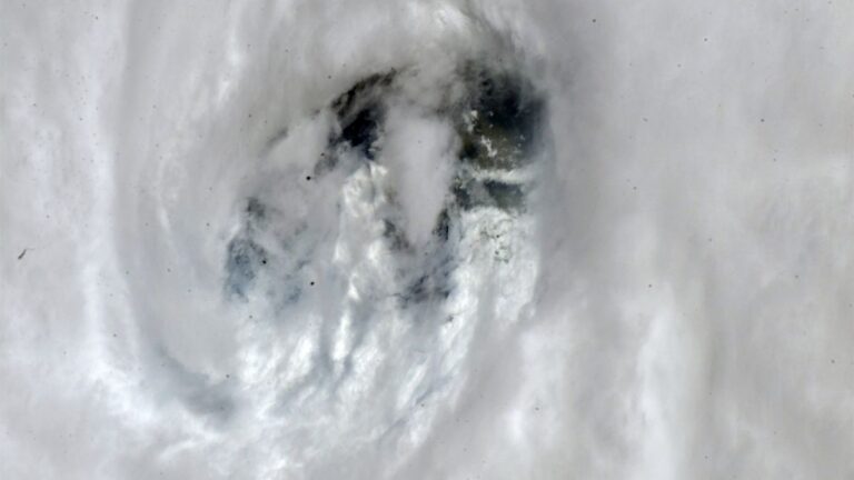 Astronauts watch as Hurricane Ian slams into Florida (photos)