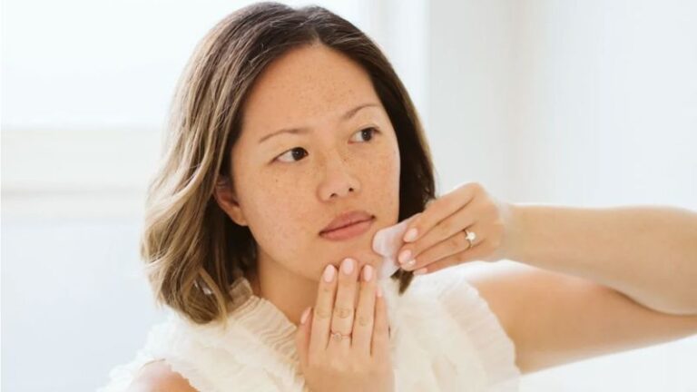 How to use the gua sha facial tool and its skin care benefits