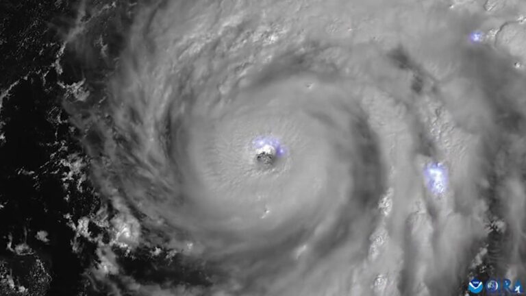 Hurricane Ian approaching Florida (satellite images)