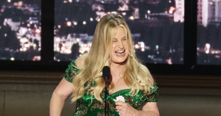 Jennifer Coolidge Dances To Her Cutoff Music During Emmy Speech