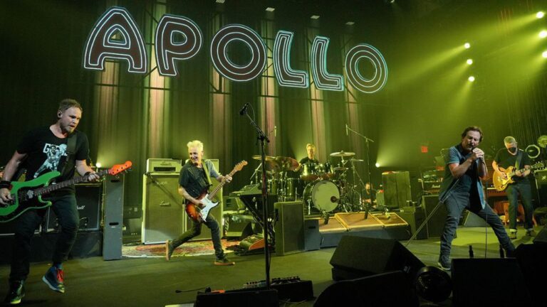 Pearl Jam ‘travels’ to Mars and beyond in Apollo Theater show