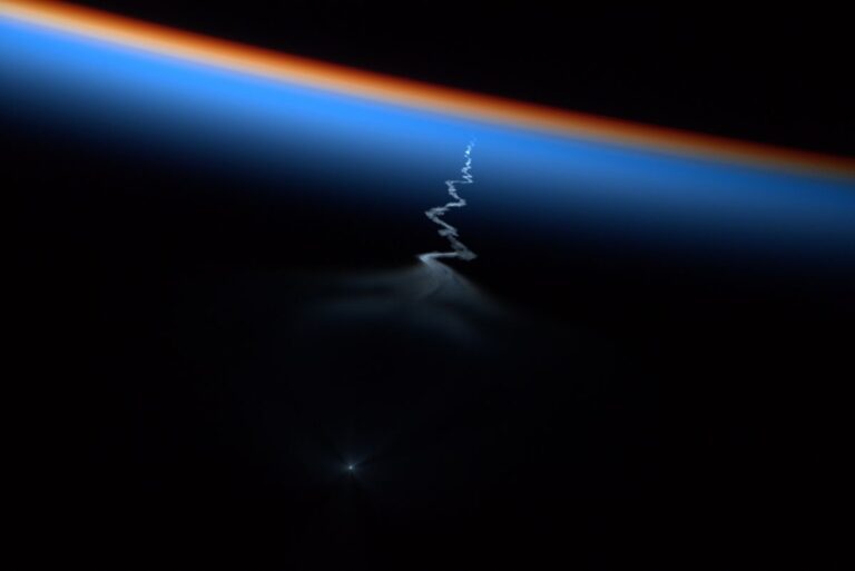 Soyuz astronaut launch spotted from space station (photos)