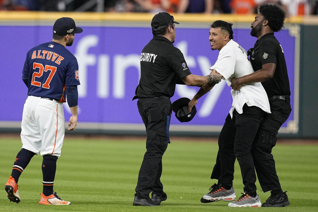 Altuve engages with fan who rushed field for selfie in ALCS