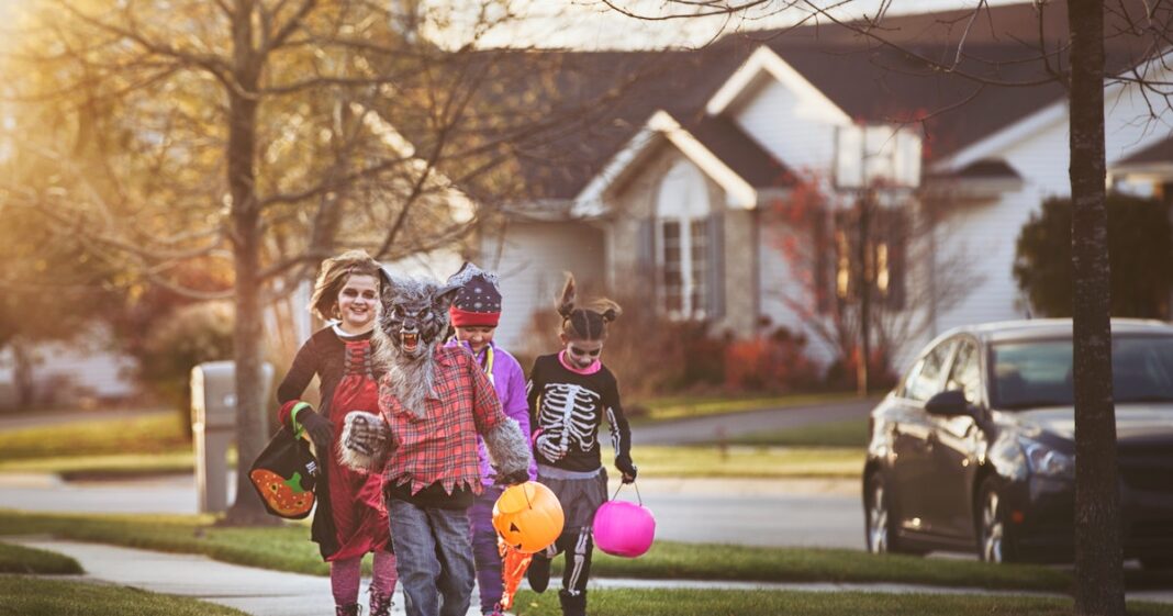 Can A Scaredy Cat Kid Still Enjoy Halloween? Psychologists Weigh In