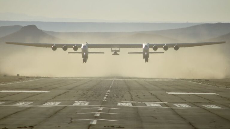 Huge Stratolaunch plane takes 1st flight carrying hypersonic prototype