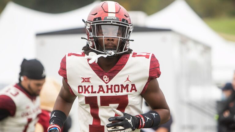 Oklahoma DB carted off field on stretcher after scary tackle