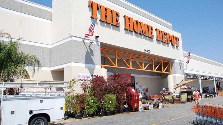 Home Depot, Lowe’s Report Earnings Amid Housing Recession Risk