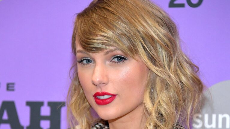 Taylor Swift Fused ’50s Hollywood Waves With ’70s Rock ‘n’ Roll Volume at the AMAs — See Photo