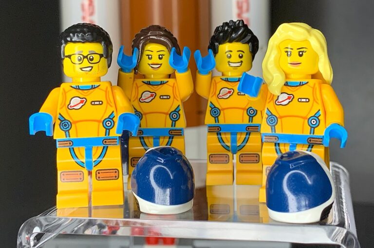 Build your own Lego minifigs as flown to the moon on Artemis 1