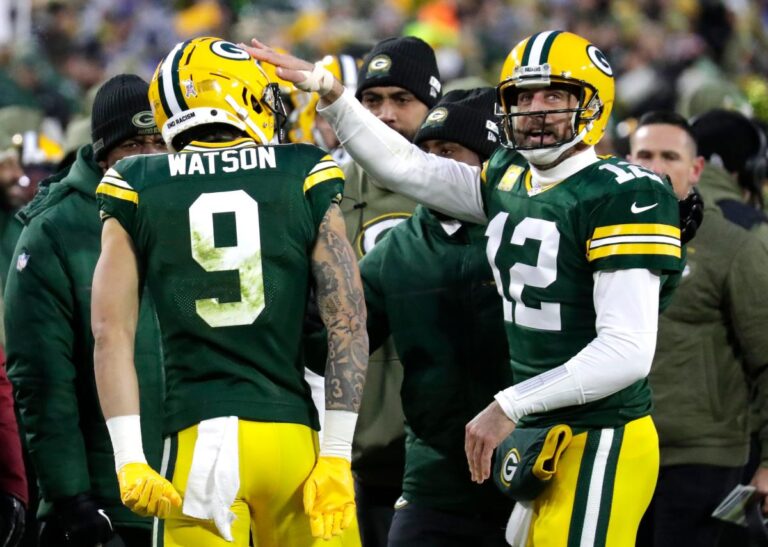 Packers quarterback Aaron Rodgers calls report about hand signals ‘dumbest nothingburger article’ this season