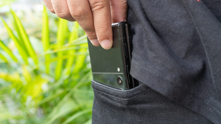 Here’s how you keep your phone in your pocket