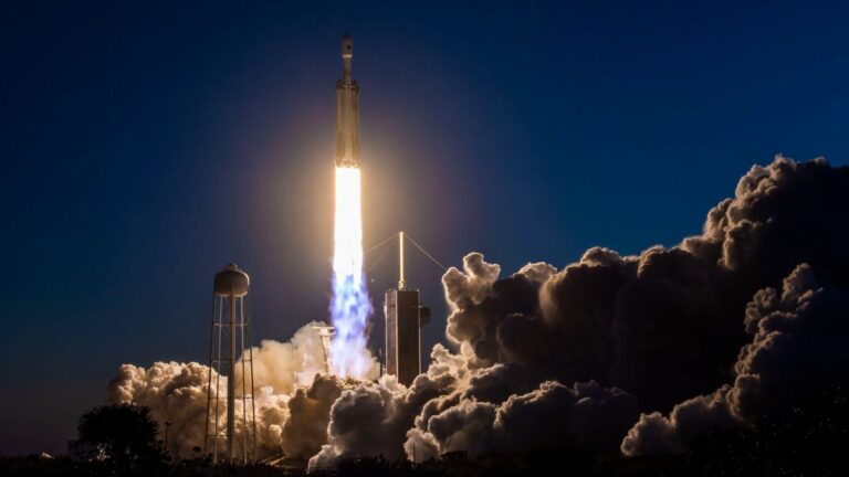 See photos of SpaceX Falcon Heavy’s gorgeous Sunday launch