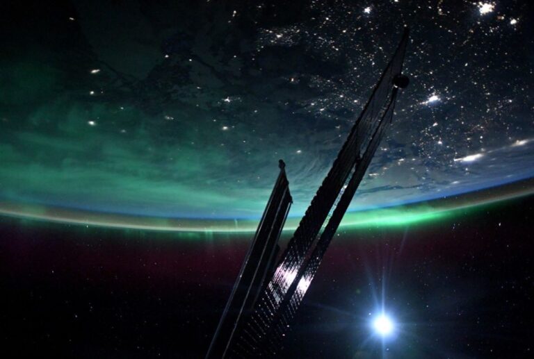 NASA astronaut snaps gorgeous photo of auroras from space station