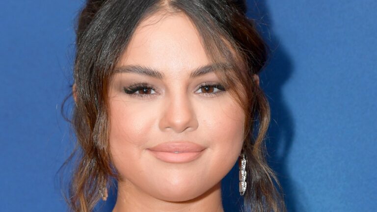 This Is the Makeup Selena Gomez Wears to Do “Absolutely Nothing” — Watch the Video