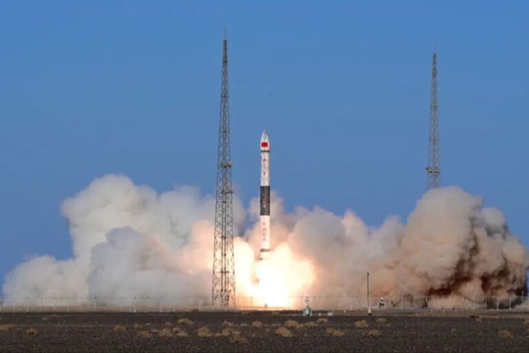 Chinese solid rocket launches 4 weather satellites (video)