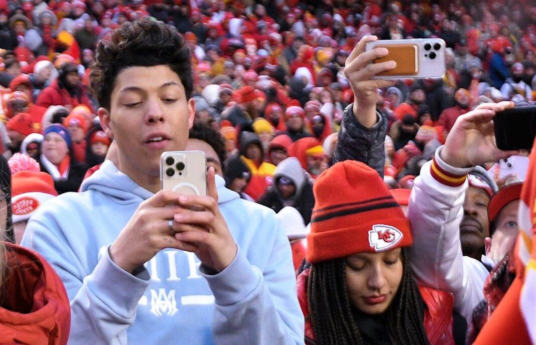 Jackson Mahomes gets slapped, with hands around woman’s neck for kiss