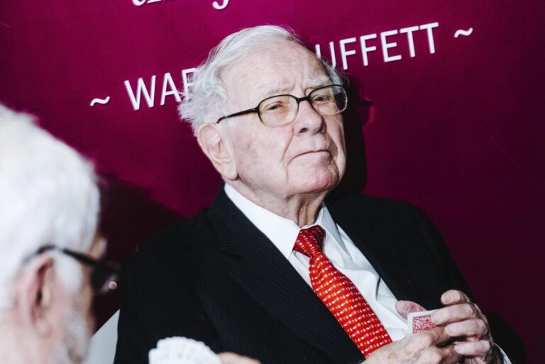 Warren Buffett in Contact With Biden Officials on Banking Crisis