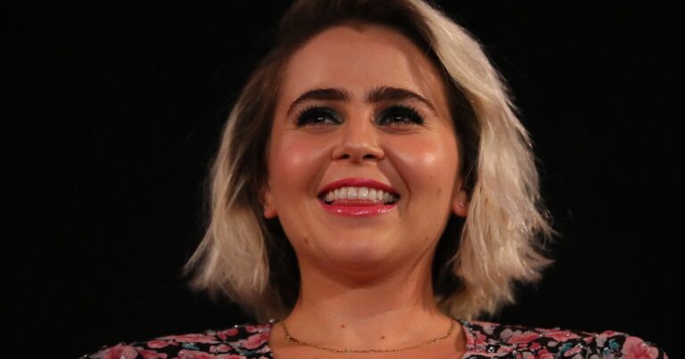 Mae Whitman Credits Her Healthy Childhood To Having A “Gentle Dad”