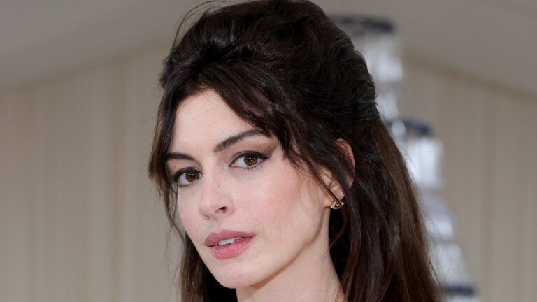 I Am Mystified by the Contouring Happening on Anne Hathaway’s Face Right Now — See Photo