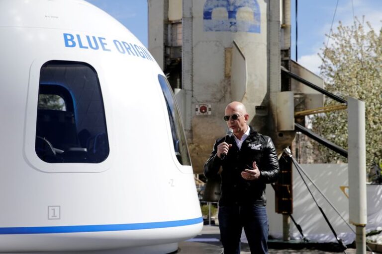 Jeff Bezos’s Blue Origin Wins NASA’s Vote for Lunar Landing Craft Development By Investing.com