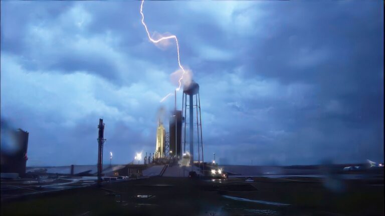 See lightning strike SpaceX’s Falcon Heavy rocket launch pad