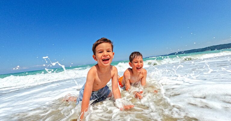 “Lighthouse Parents” Let Their Kids Swim In The Ocean Alone