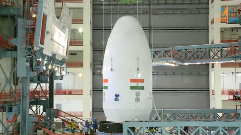 India stacks moon rover atop rocket ahead of July 13 launch (photos)