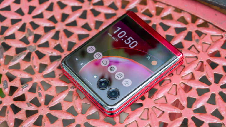 Motorola Razr Plus breaks in the strangest way during durability test –