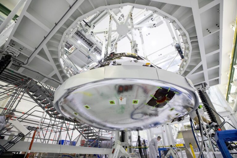 Orion spacecraft gets its heat shield for Artemis 2 moon mission (photo)