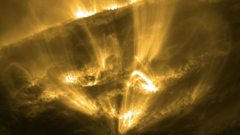 Shooting stars seen raining down on the sun for the first time (images)