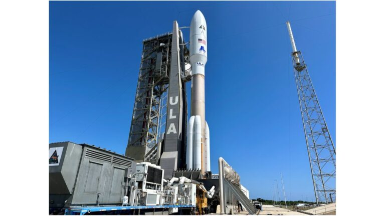 Atlas V rocket rolled to pad for ‘Silent Barker’ spysat launch (photos)