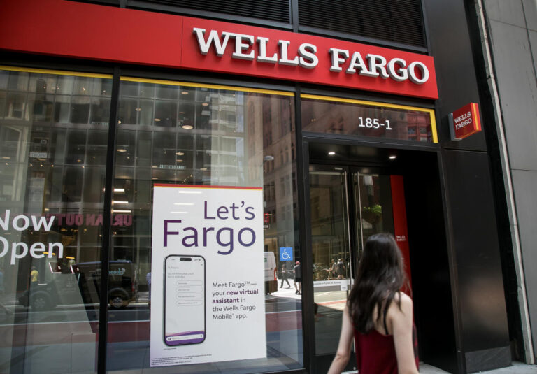 Customers scramble after deposits disappear from Wells Fargo accounts