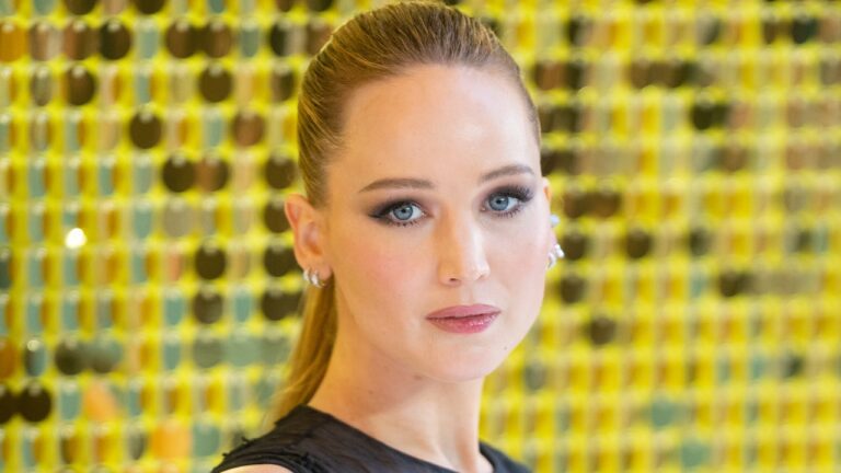 Jennifer Lawrence Doing Absolutely Nothing With Her Hair Is My Fall Inspiration — See Photo