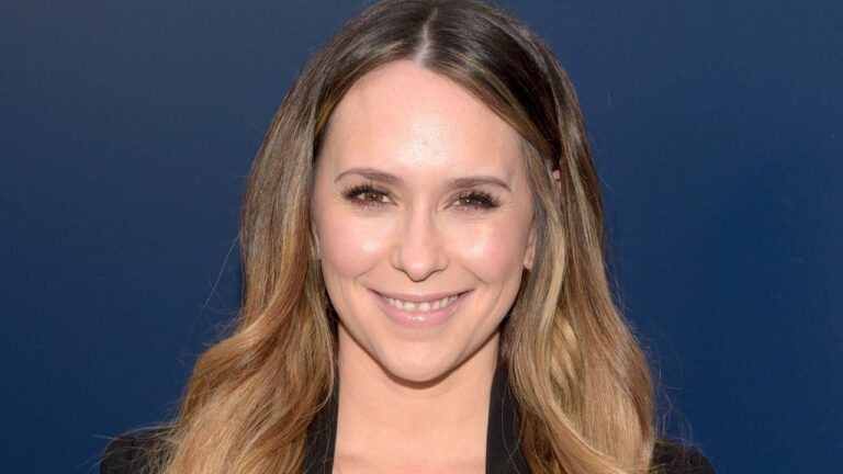 Jennifer Love Hewitt’s Blonde Era Has Come to a Blunt End (Literally) — See Photos