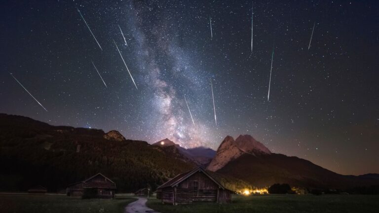 Shiny Perseid meteors light up a dark sky in Portugal (video)