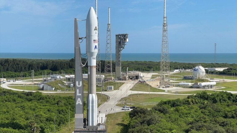 Atlas V rocket rolled to pad again for ‘Silent Barker’ spysat launch