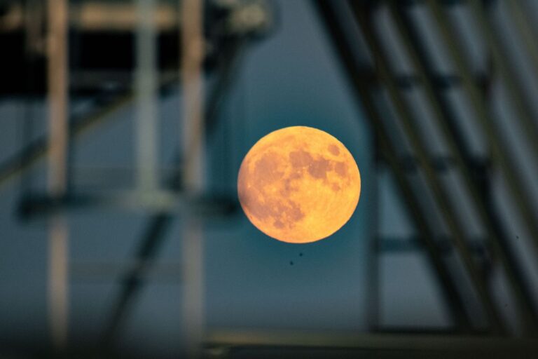 Brilliant Harvest Moon, the last supermoon of 2023, wows stargazers around the world (photos)