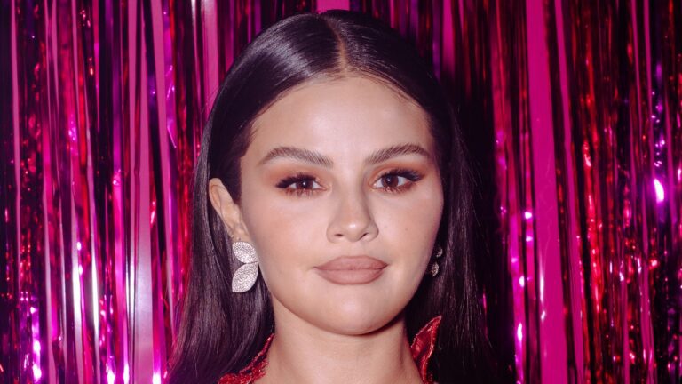 I’ll Never Get Tired of Seeing Selena Gomez With No-Makeup and Her Natural Waves — See Photos