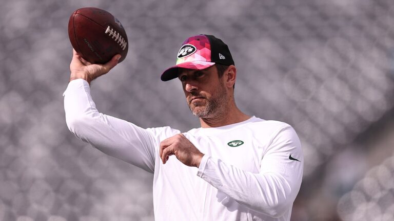 Aaron Rodgers throws on Jets’ field during pregame warm-ups just weeks after Achilles surgery