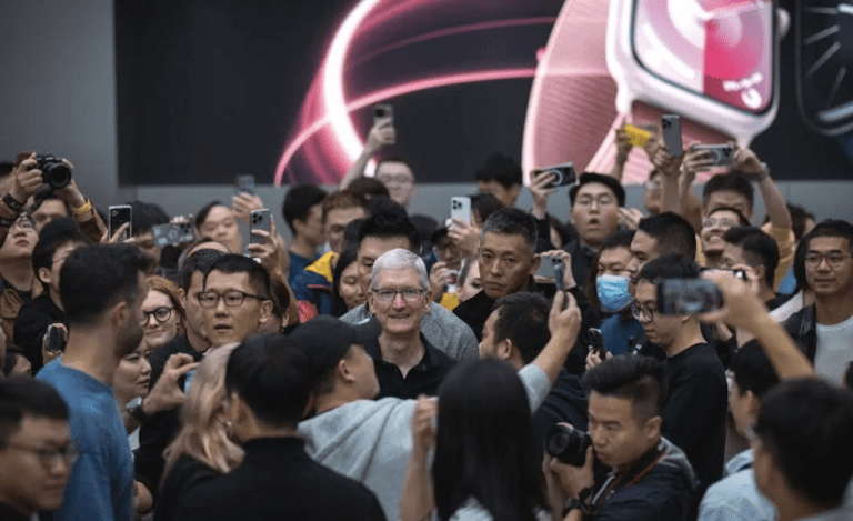 Apple Taikoo Li store in China gets a surprise visit from Tim Cook