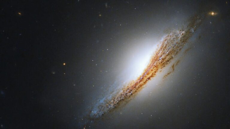 Hubble Telescope reveals a rare galaxy with a luminous heart (photo)