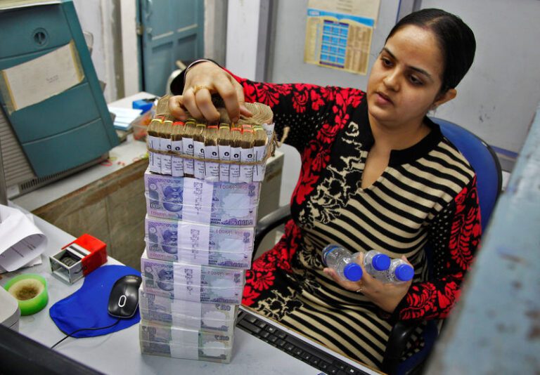 Indian rupee dips amid anticipation of Fed policy direction By Investing.com