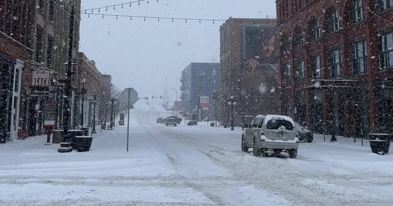 A snowstorm in Iowa is hindering Republicans’ campaign plans.