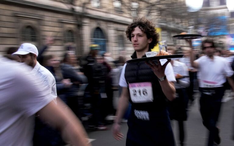 Paris waiters and waitresses dash to victory in revived 110-year-old race