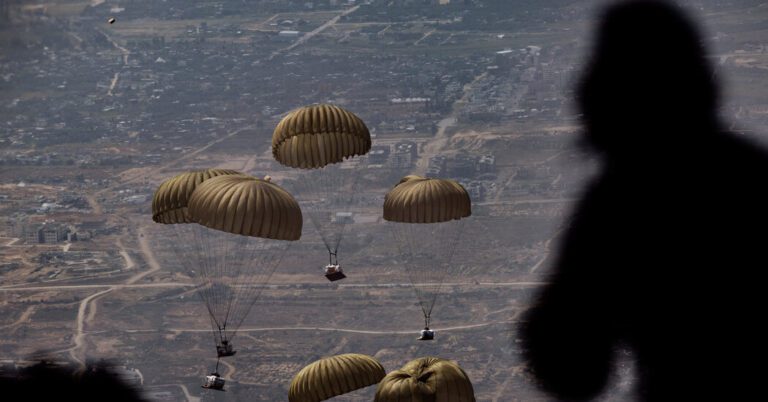 What a New York Times Photographer Saw on a Gaza Airdrop