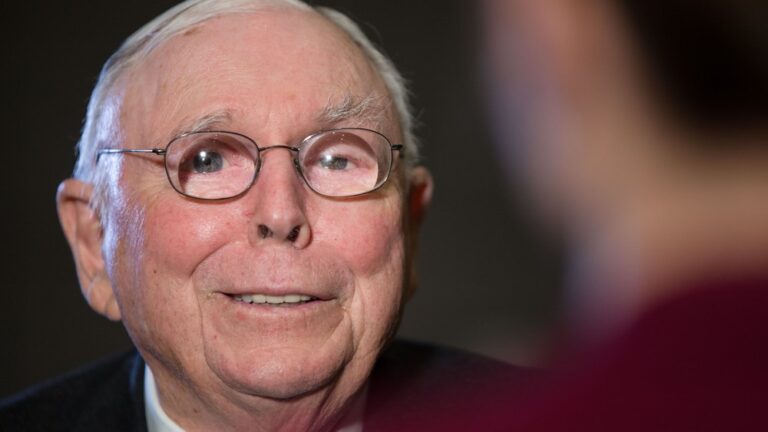 Charlie Munger Said, ‘Find A Way To Get Your Hands On $100,000’ Even If It Means Walking Everywhere — The Magic Number If You Want To Be Rich