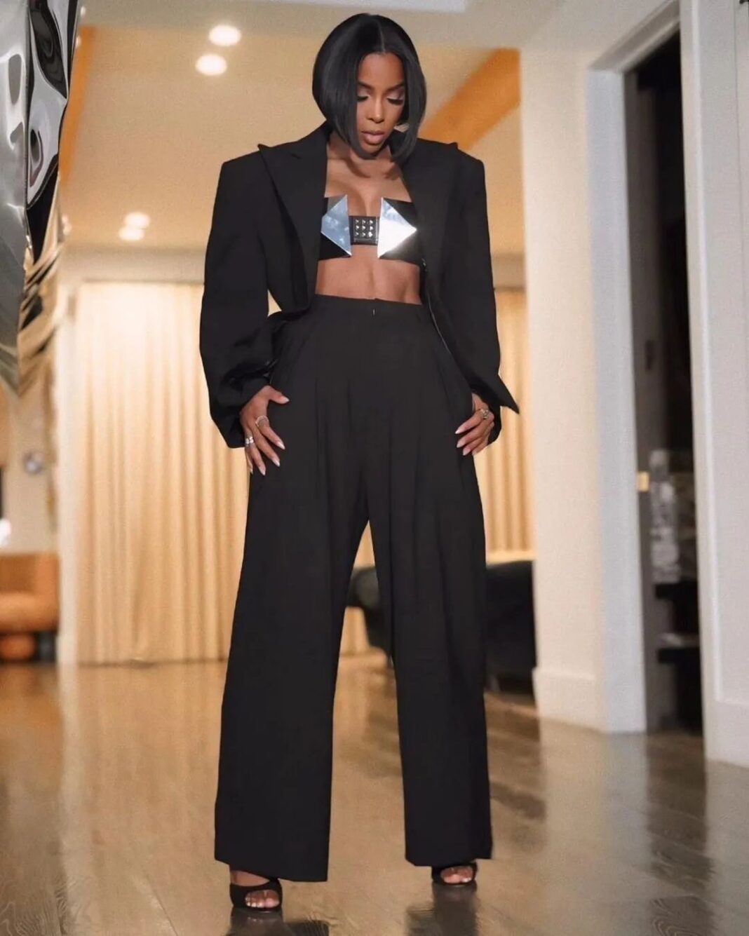 Kelly Rowland Wore a Black Giuseppe Di Morabito Look with a Metal Ashton Michael Bra and Black Ricagno Heels